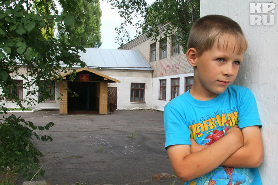 В школе я за парту сел и десять лет я просто не смеялся