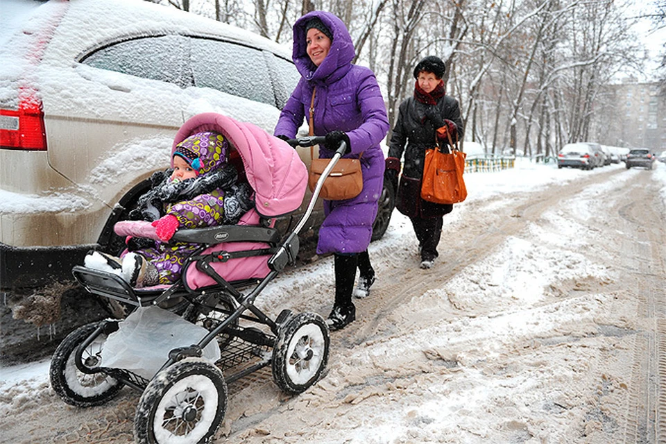 Вот уже второй ноябрьский день движение в Москве осложнено снегопадом.