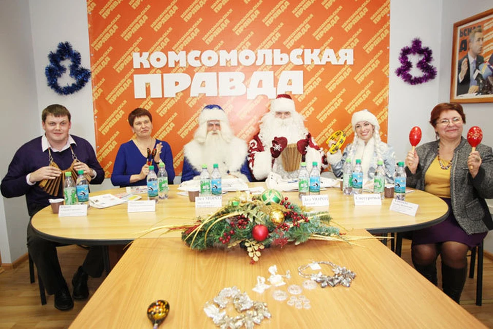 Гости "Комсомолки" с удовольствием играли на народных инструментах