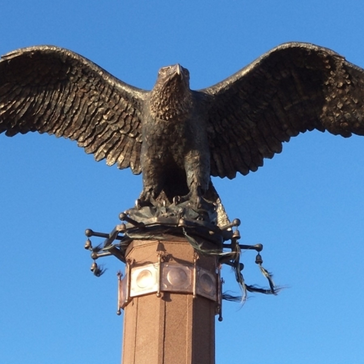 Скульптура орла Ольхон