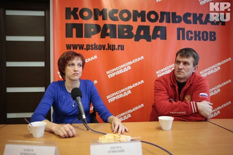 Ольга и Эдуард прибыли в редакцию на инвалидных колясках