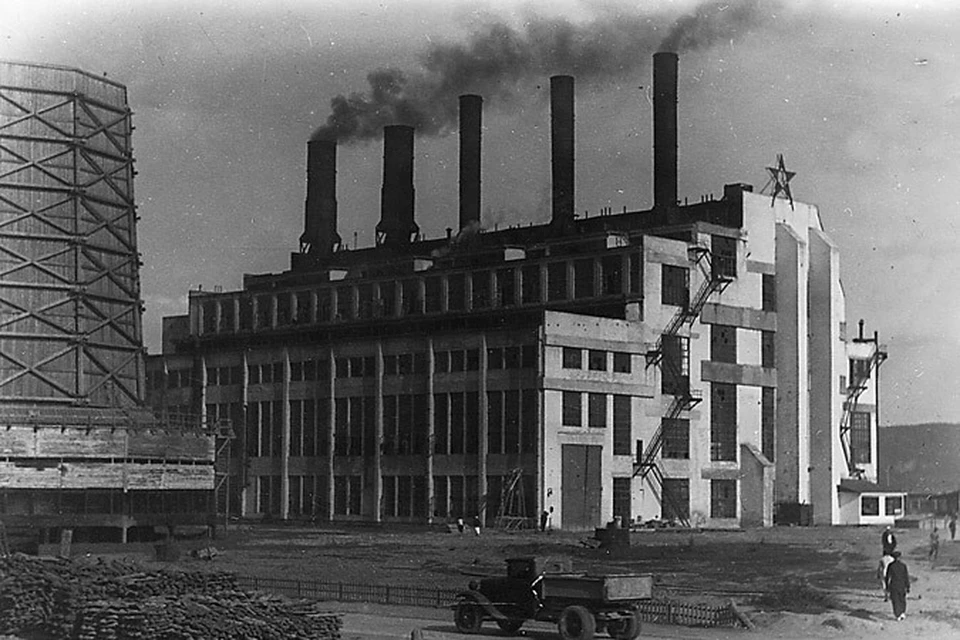 4 ноября 1931 года был растоплен первый котел Автозаводской ТЭЦ.