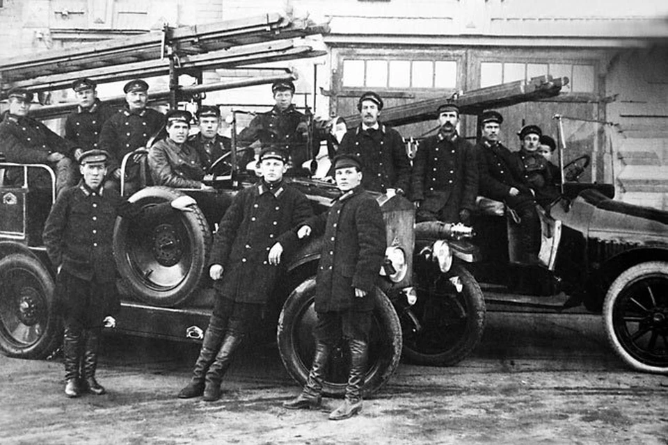 Так выглядела саратовская пожарная команда в 20-е годы XX века. Средства защиты тогда уже были, но во втором ряду все еще много усачей.