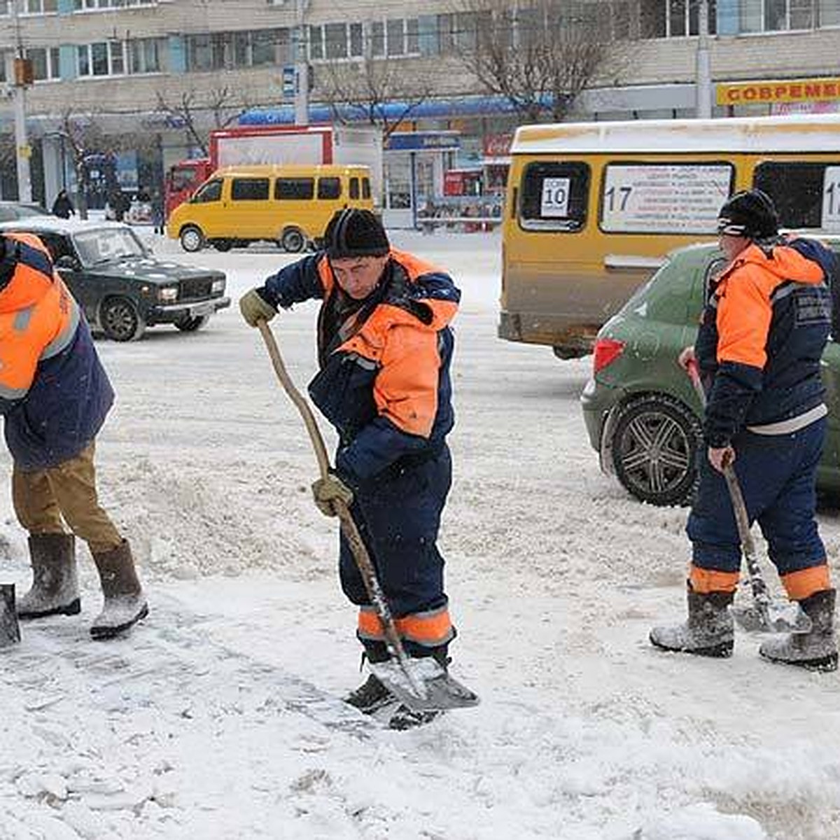 Снегопад в Волгограде: В час пик водители не хотят пропускать  снегоуборочные машины - KP.RU