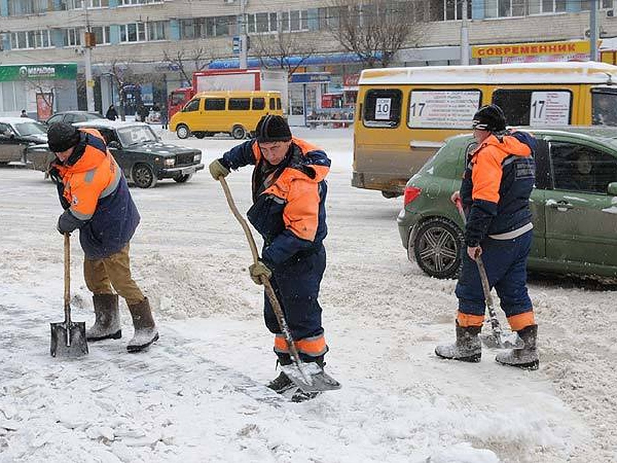 Снегопад в Волгограде: В час пик водители не хотят пропускать снегоуборочные  машины - KP.RU