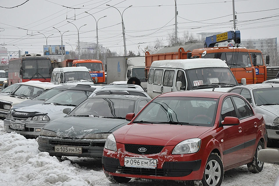 Городские власти предложили пассажирам поменять маршрутки (под раздачу попадает около 200 штук - 80 идут в Советский район и 100 - в Бердск) на электрички.