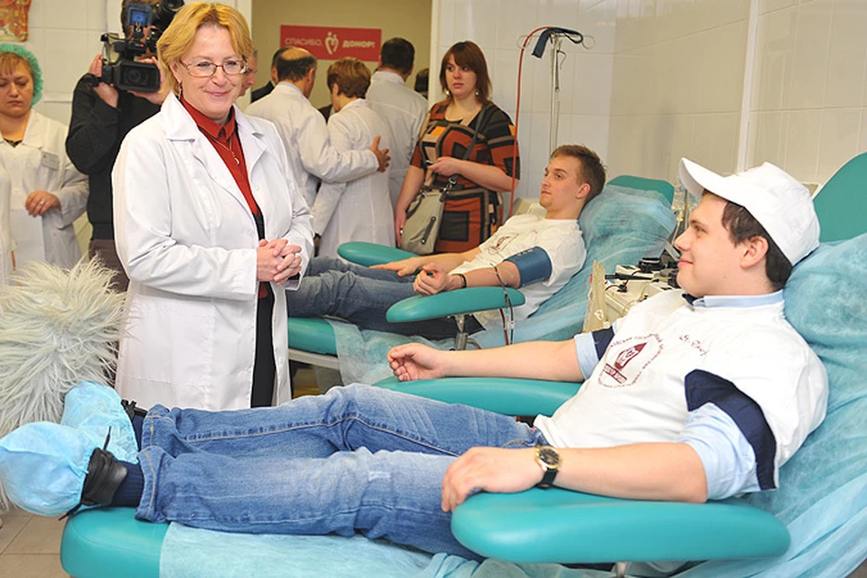 Вероника Скворцова общается со студентами, сдающими кровь.