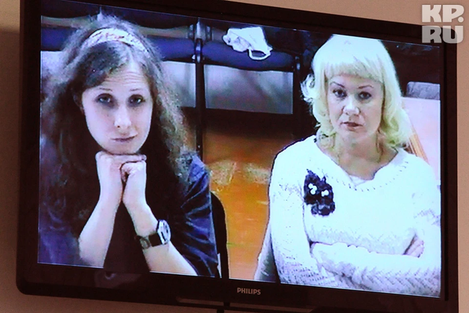 Мария Алехина и ее адвокат Оксана Дарова заявляли одно ходатайство за другим, добиваясь, чтобы Маша лично участвовала в суде, а не по видеосвязи с колонии, но безрезультатно.