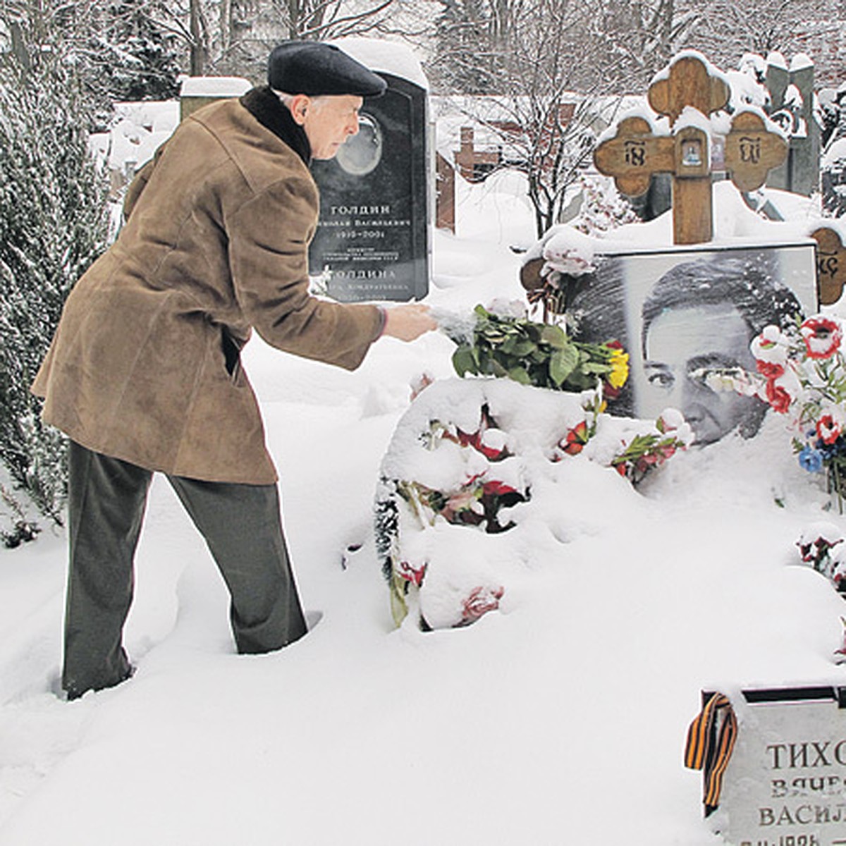 Могила вячеслава тихонова на новодевичьем кладбище фото