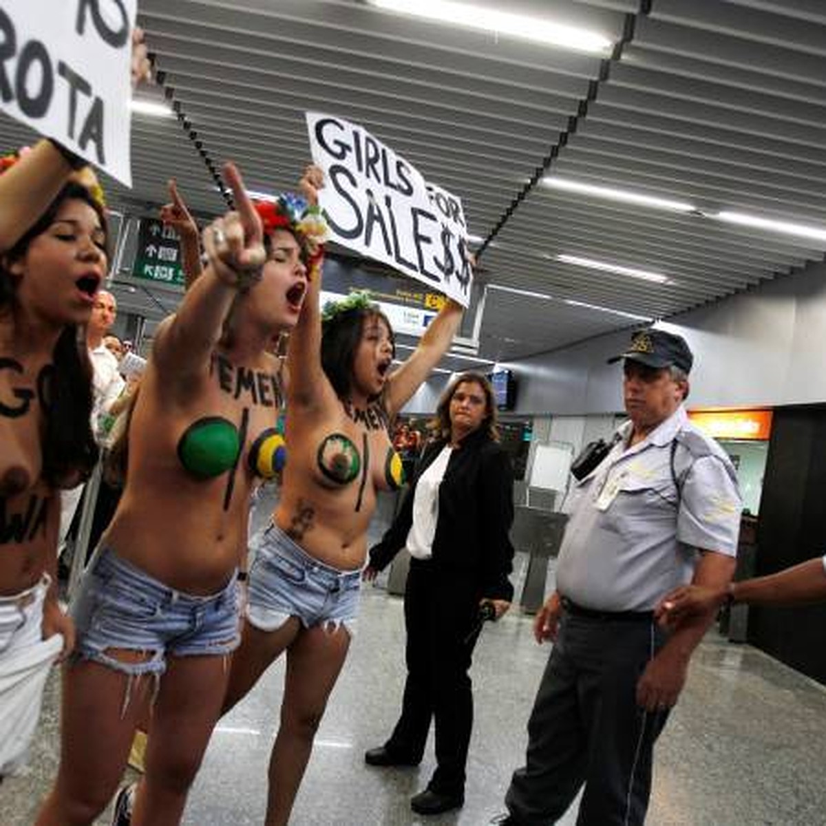 Бразильские очаровательные девы обнажают свои тела на роскошном фестивале онлайн