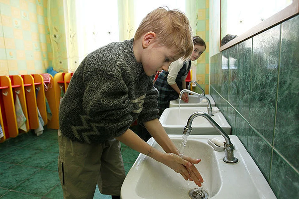 Специалисты уверяют, что вода стала желтой от того, что Волга в феврале цветет