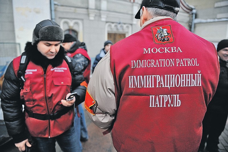 Дружинникам выдали новенькие жилеты - чтобы мигранты сразу поняли, с кем имеют дело.