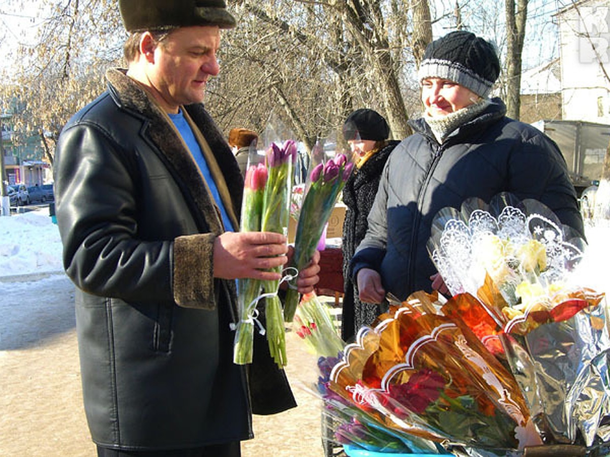 8 марта близко: в Твери бабушки торговать цветами не смогут, потому что  разукрашенных палаток у них нет - KP.RU