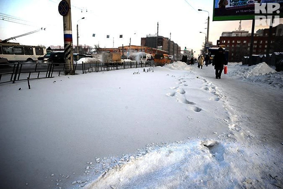Омск выпал снег. Череповец черный снег. Черный снег в Омске. Калтан черный снег. В Омске выпал черный снег.