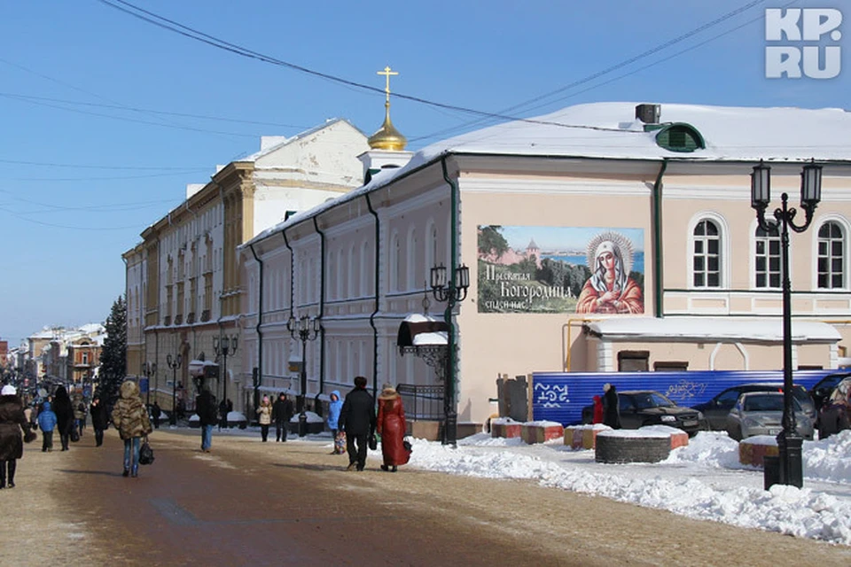 В центре города под одной крышей соседствуют христианский храм и ресторан.