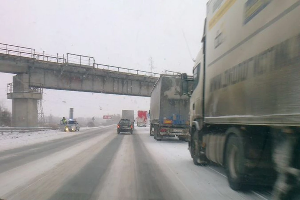 Сейчас дороги в Новосибирской области относительно свободны, но расчистка снежных заторов еще не закончилась.
