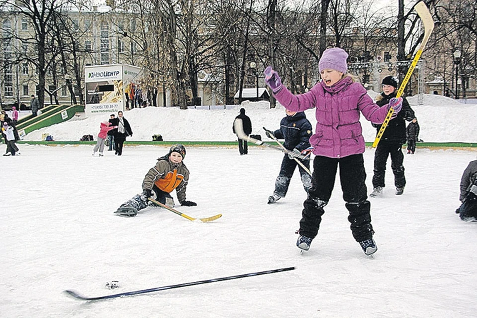 Волонтеры некоммерческих организаций нередко организуют на катках детские зимние развлечения.