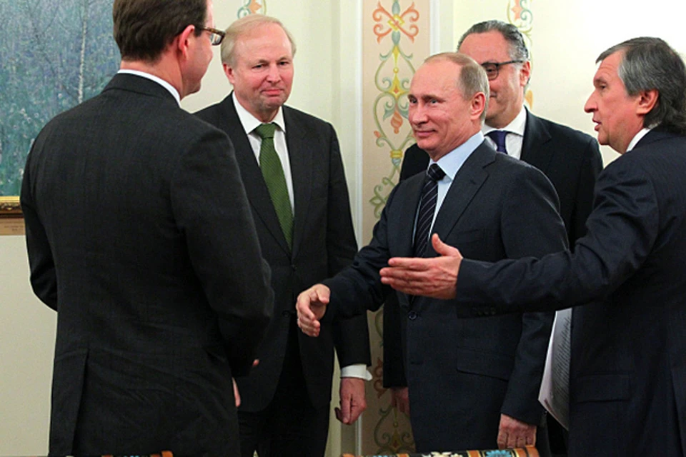 Президент России Владимир Путин (в центре), глава компании "Роснефть" Игорь Сечин (справа) и главный управляющий компании BP Роберт Дадли (второй слева) во время встречи