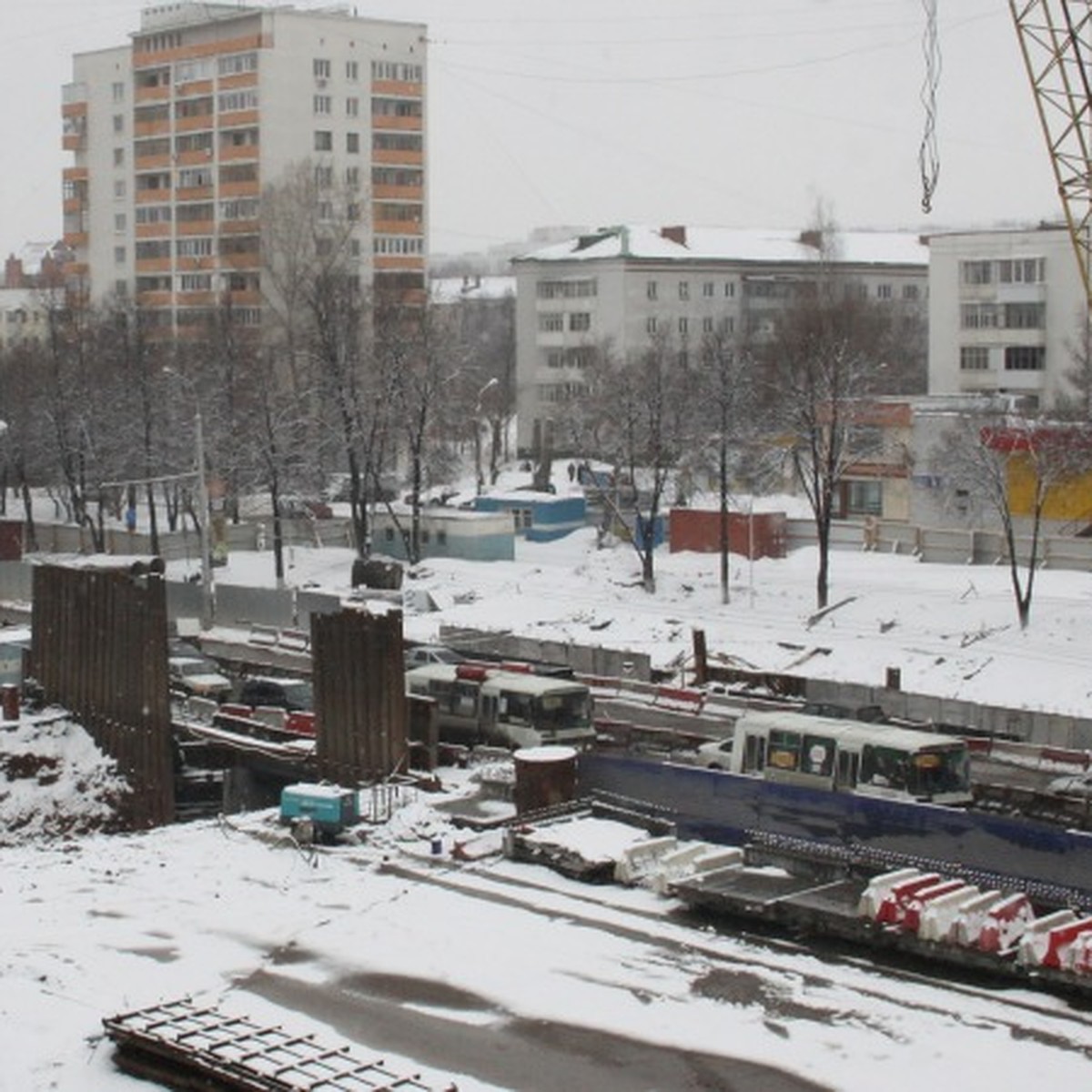 В Уфе на «Юношеской библиотеке» в асфальт провалились уже два автобуса -  KP.RU