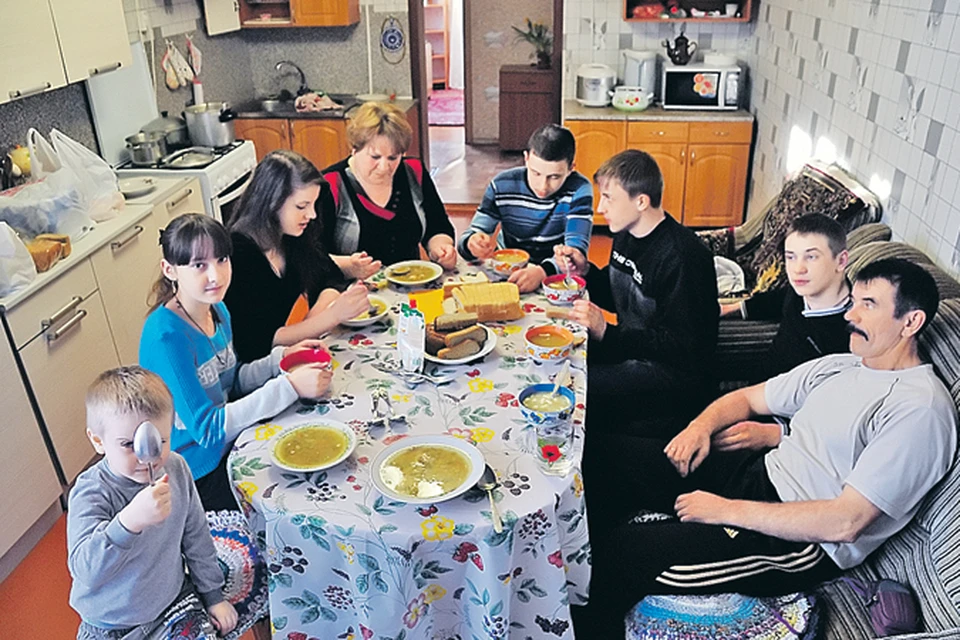 В приемной семье Соловьевых все вместе собираются только за обеденным столом. Потому что в остальное время слишком много работы (трудовой график - на фото ниже).