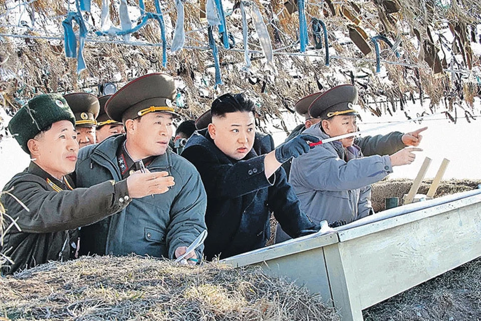 Молодой лидер КНДР Ким Чен Ын (в темном пальто) очень хочет, чтобы в мире его считали истинным полководцем. Поэтому, приехав на границу с Южной Кореей, лично указал своим военным, как атаковать позиции врага.