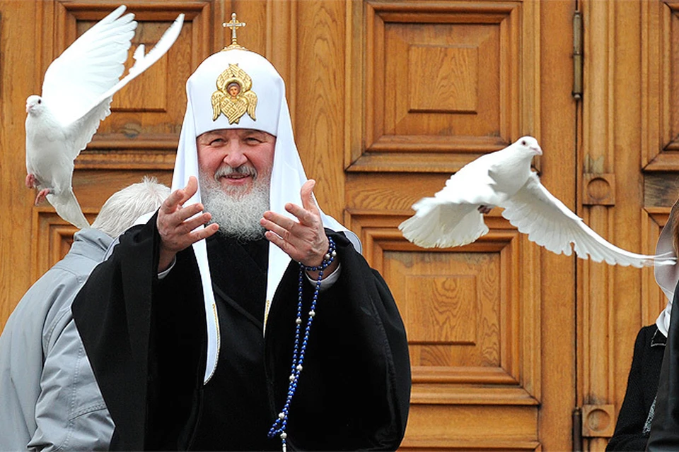 Патриарх Московский и всея Руси Кирилл выпускает голубей в небо в честь праздника Благовещения Пресвятой Богородицы на крыльце Благовещенского собора Кремля