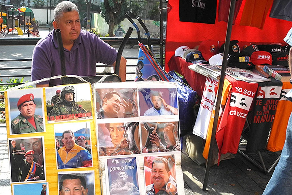 Продавец сувениров с портретами Чавеса на улицах Каракаса