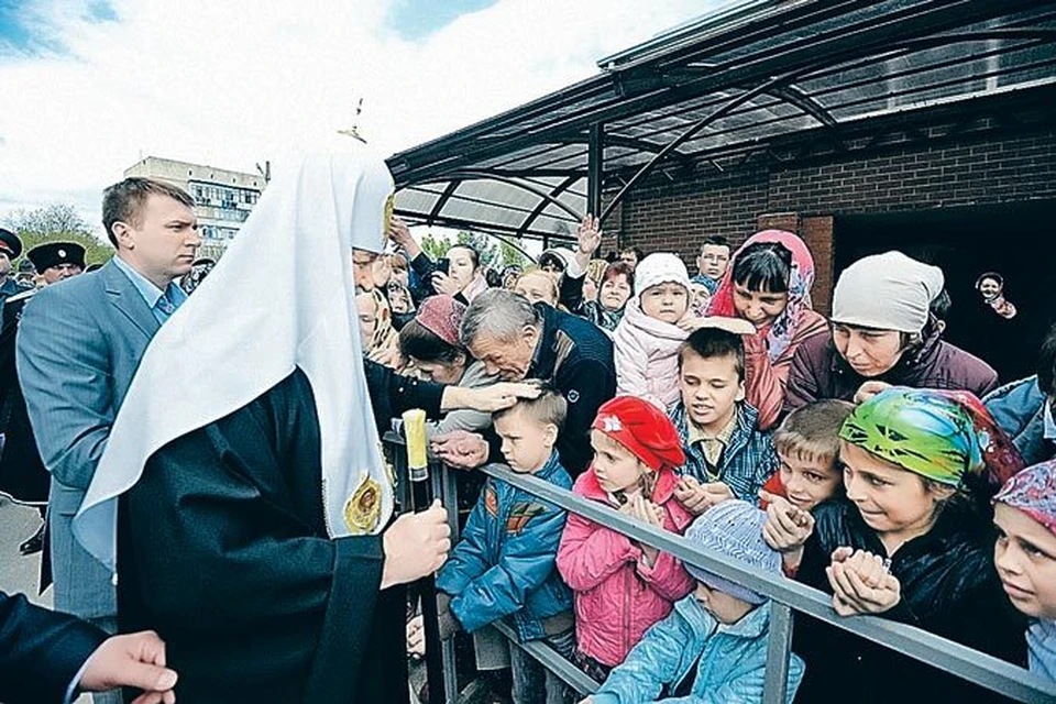 Сотни жителей Крымска пришли в воскресенье к местному храму за благословением Патриарха.