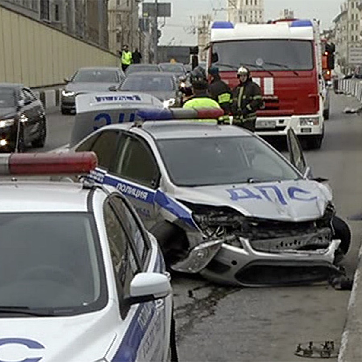 Видео с наркоманом, угнавшим полицейскую машину, стало хитом в Интернете -  KP.RU