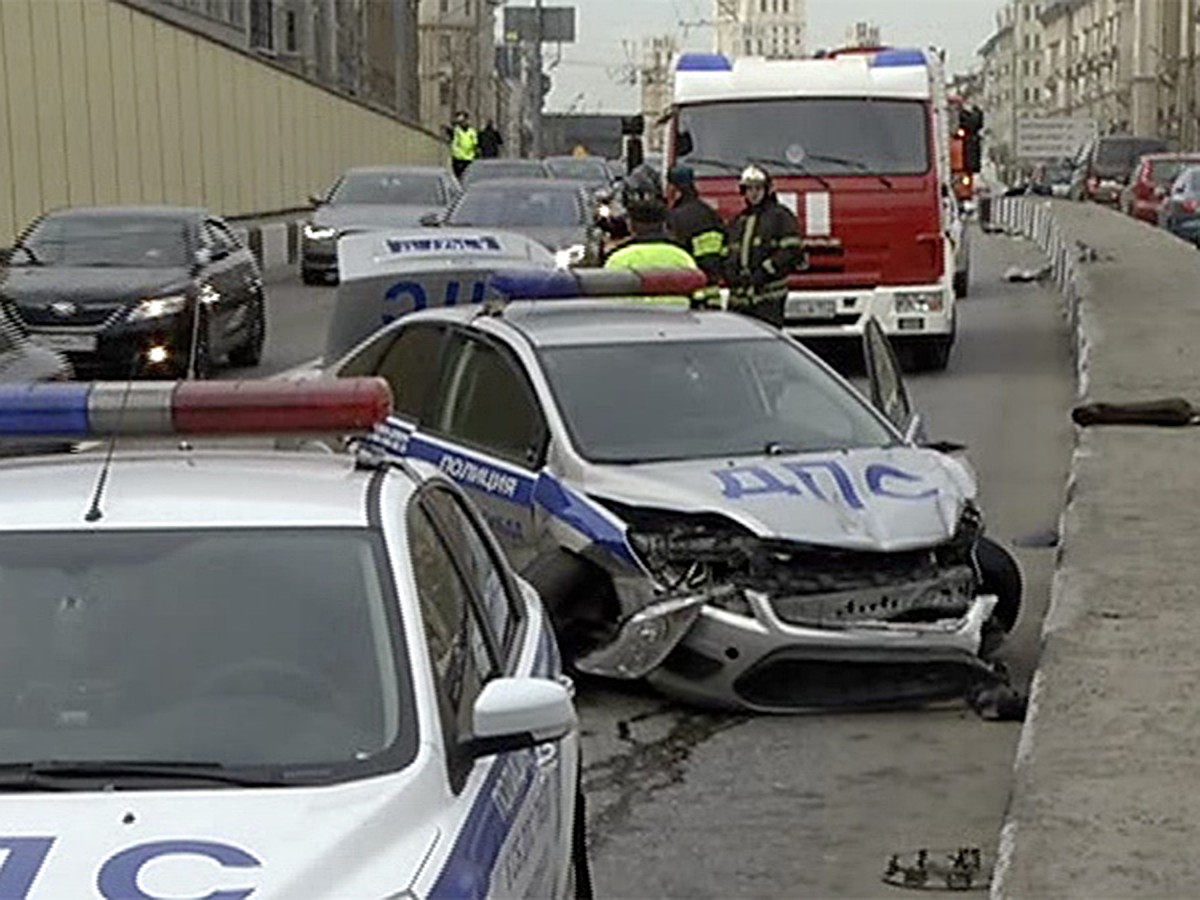 Видео с наркоманом, угнавшим полицейскую машину, стало хитом в Интернете -  KP.RU