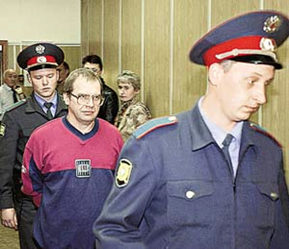 Арестованного Сергея Мавроди ведут в зал суда.