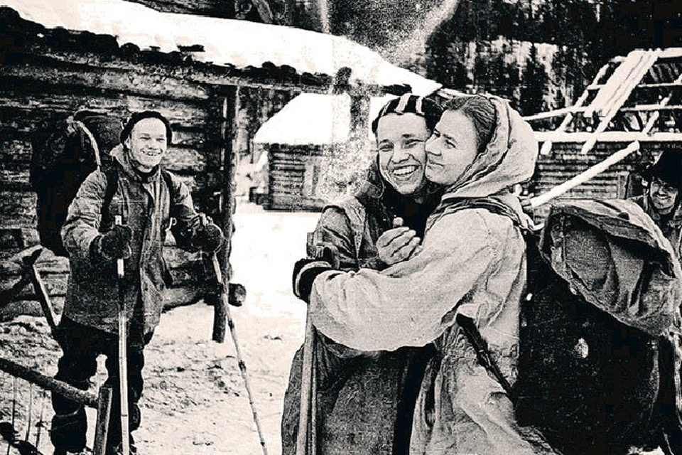 Заболевший Юрий Юдин обнимается с Людмилой Дубининой на прощание. Больше они никогда не увидятся.