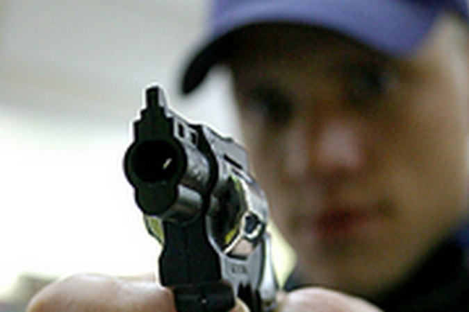 Мужчина с ружьем устроил пальбу по компании отдыхавших туристов