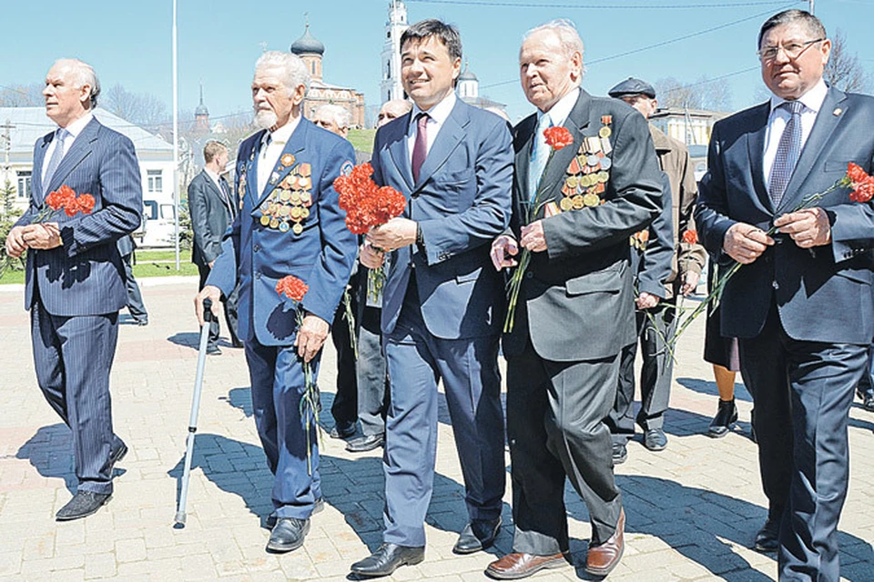 Андрей Воробьев (в центре) вместе с ветеранами возложил цветы к мемориалу «Вечный огонь» в Волоколамске.