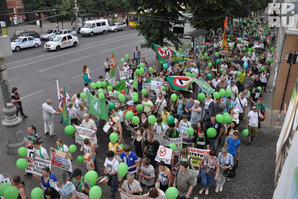 В Воронеже продолжаются митинги протеста: 12 июня состоялось шествие по проспекту Революции.