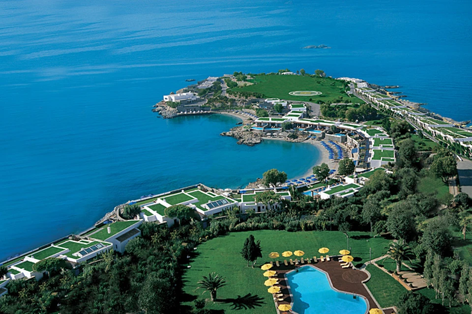Отель Grand Resort Lagonissi. Он находится на частном полуострове размером в 29 гектаров. Дорога от аэропорта заняла минут двадцать, не больше. Что приятно обрадовало