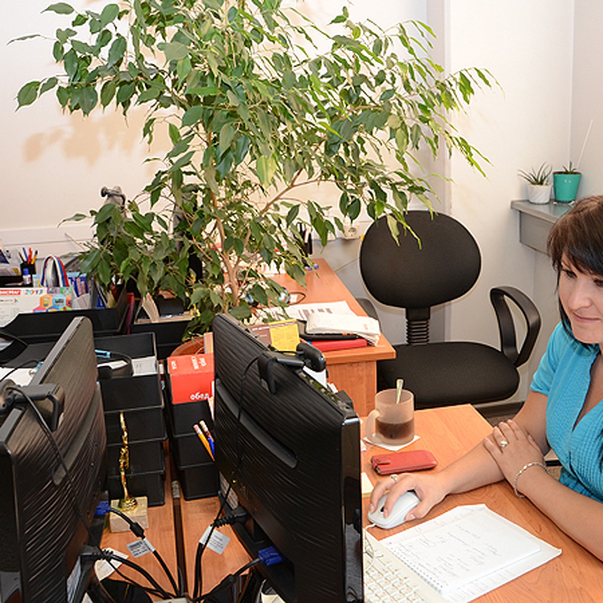 чулки в деловом стиле. можно ли ходить в офис. сотрудники обои. за столом в офисе. стильный образ учителя.