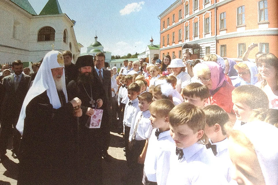 Патриарх Кирилл с гимназистами, июль 2010 года.