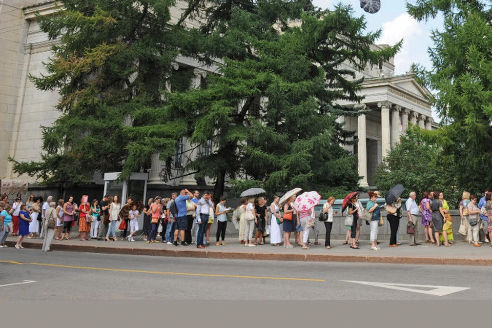 Очередь на выставку прерафаэлитов. 11 июля 2013 года.