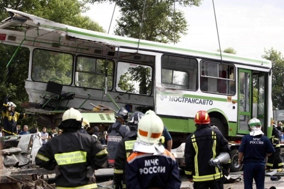 Водитель КамАЗа не уступил дорогу автобусу и на полном ходу протаранил его. Удар груженного щебнем грузовика оказался такой силы, что у автобуса оторвало заднюю часть