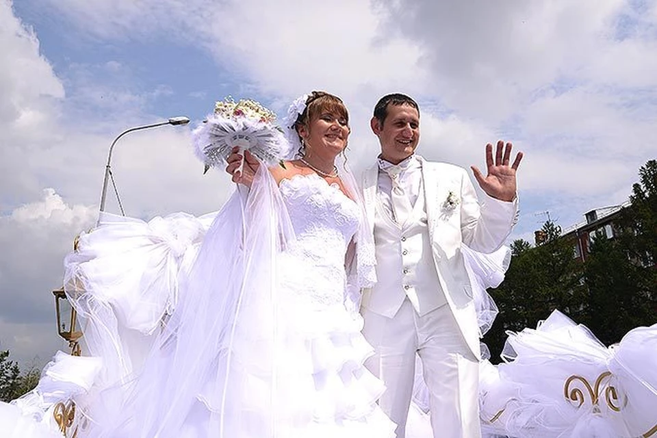 На Иртышской набережной зарегистрировали жениха и невесту, фата которой  была почти 4 километра