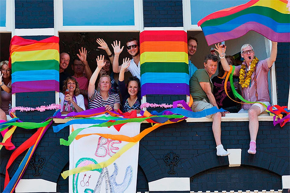 На гей-парадах в этом году модно тыкать Россию в её гомофобские законы.