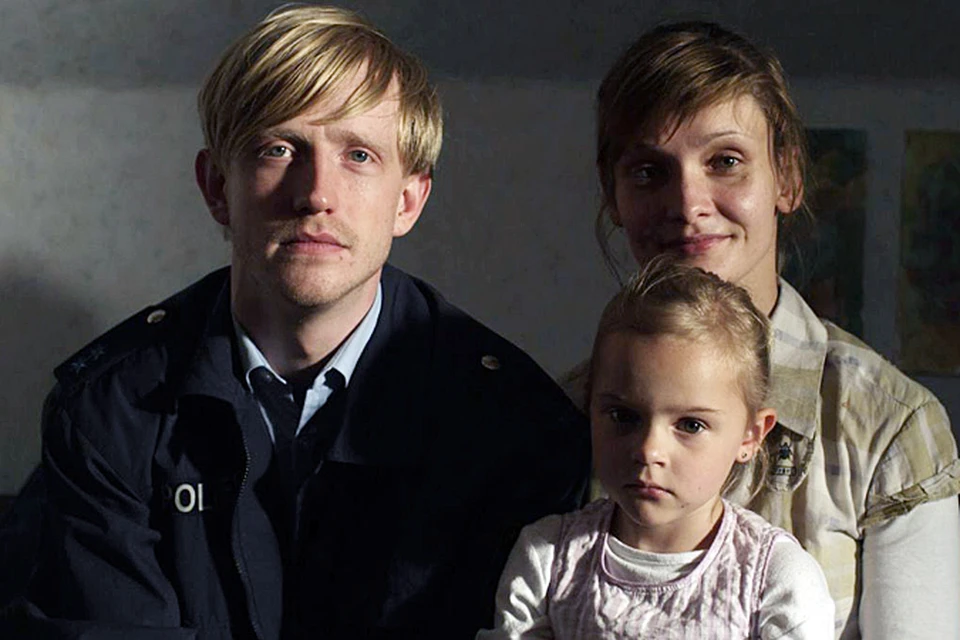 Персонажей всего трое: блондин-полицейский, его жена-домохозяйка и их дочь