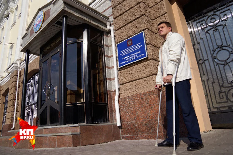 12 лет назад Евгений Смирнов повредил себе позвоночник и теперь ходит только с костылями. Тем не менее он продолжает работать, помогает людям в экстренных ситуациях.
