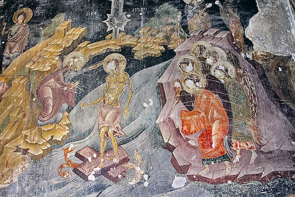 Вандалы надругались над православными святынями. Так сейчас выглядят фрески в монастыре Грачаница (XIV век). Монастырь включен в список объектов Всемирного наследия ЮНЕСКО, находящихся под угрозой уничтожения.