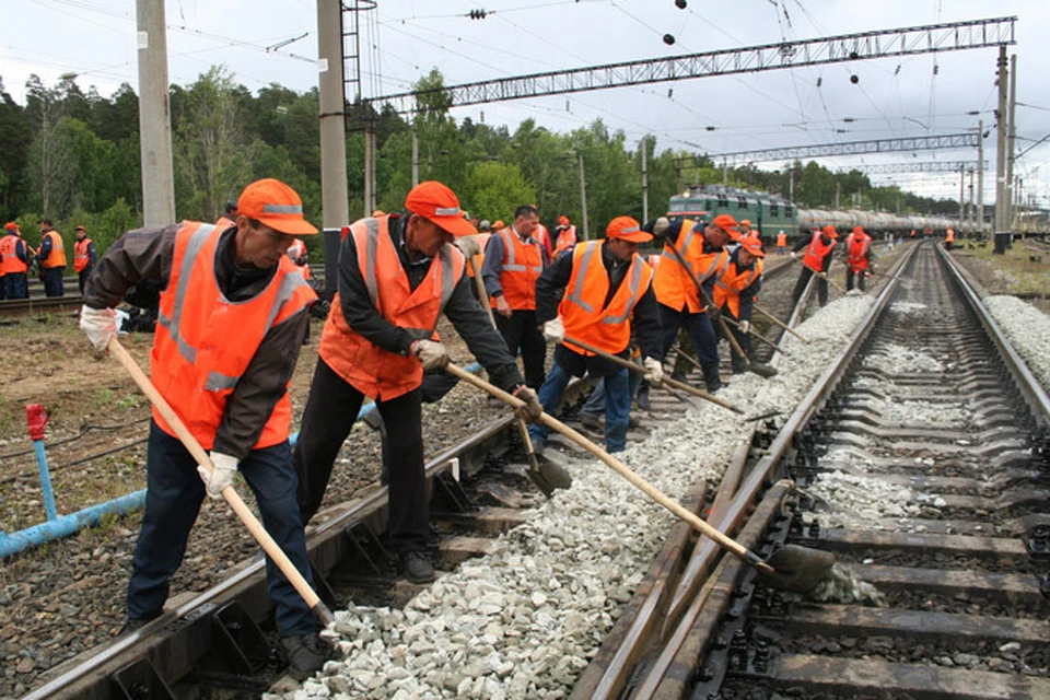 Работа железнодорожный транспорт. Работа на железной дороге. Путейцы ЖД. Монтер ЖД путей. Работа в Железнодорожном.