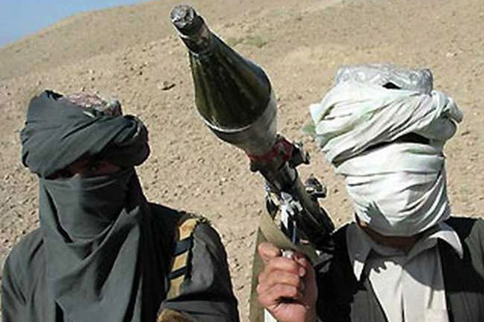 Задержанные были уличены в попытке сбыть оружие, в том числе зенитные ракеты с тепловым самонаведением, лицу, которое они приняли за члена движения «Талибан».