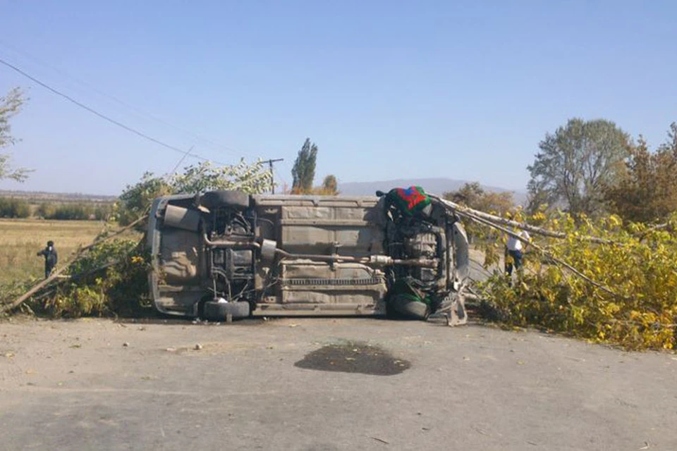 Несколько сотен сарууйцев забаррикадировали трассу Балыкчы - Каракол перевернутой машиной, камнями и спиленными деревьями.