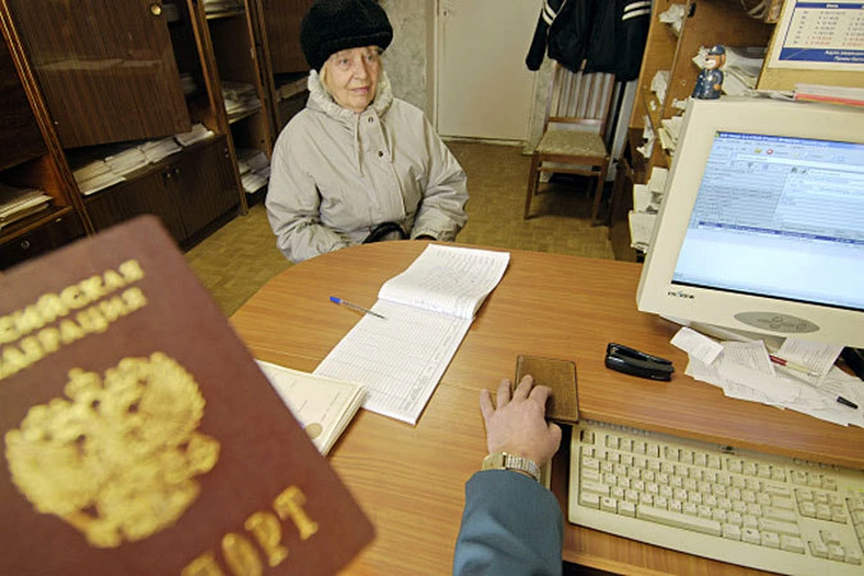 Как предполагается, менять старые традиционные паспорта на новое удостоверение личности начнут с 2015 года