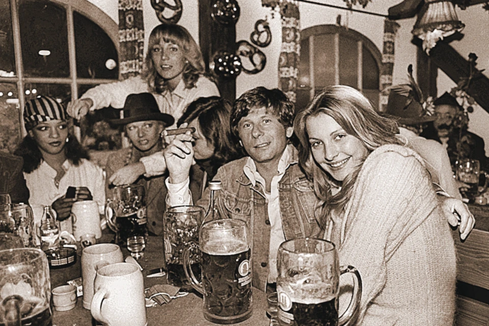 Полански всегда любил общество хорошеньких девиц. Фото сделано в Мюнхене в 1977 году. После громкого скандала с Самантой прошло всего несколько месяцев.